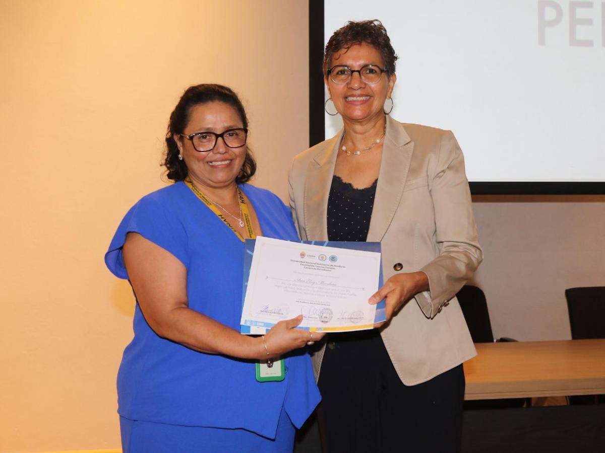 Carrera de Periodismo de la UNAH honra la labor de 10 egresados destacados