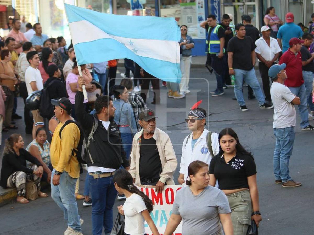 Colectivos de Libre presentes en bajos del Congreso Nacional tras convocatoria de Redondo