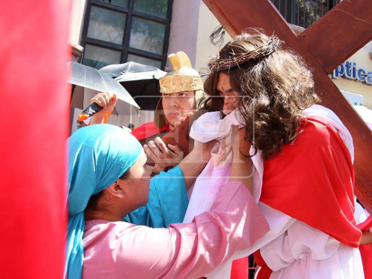 Desde su condena hasta su muerte: así se recorrieron las 14 estaciones del viacrucis