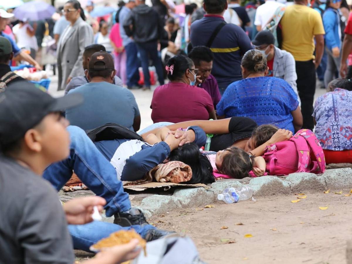 Cansados y sin respuesta: afectados por Koriun permanecen en bajos del Congreso Nacional