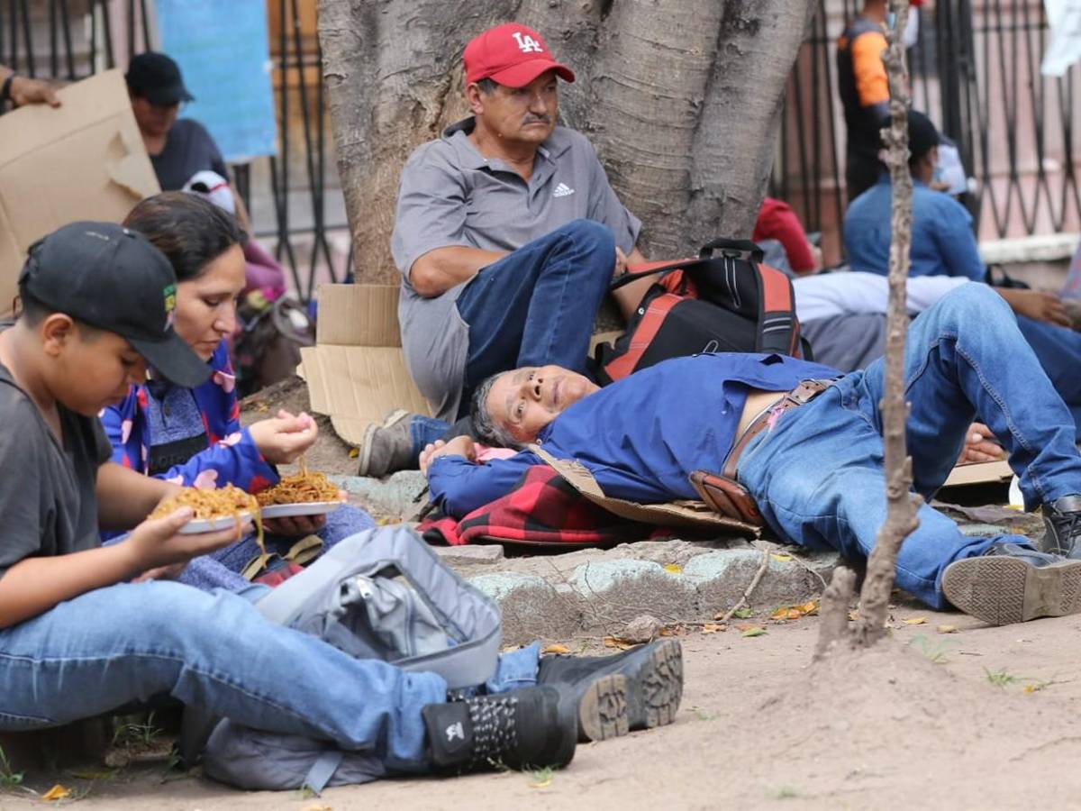 Cansados y sin respuesta: afectados por Koriun permanecen en bajos del Congreso Nacional