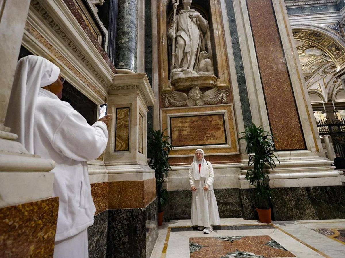 Entre oraciones y memoria viva, Santa María la Mayor honra a Francisco a un año de su partida