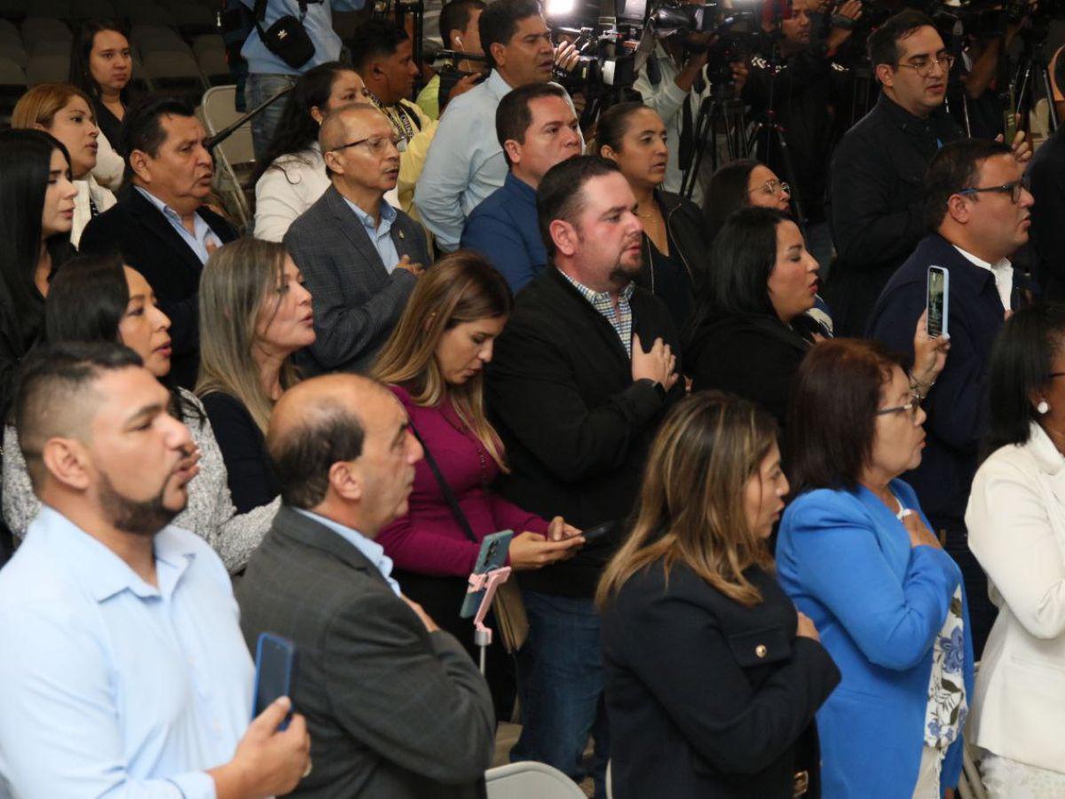 En una iglesia y con más de 70 diputados: así se desarrolla sesión extraordinaria de la oposición