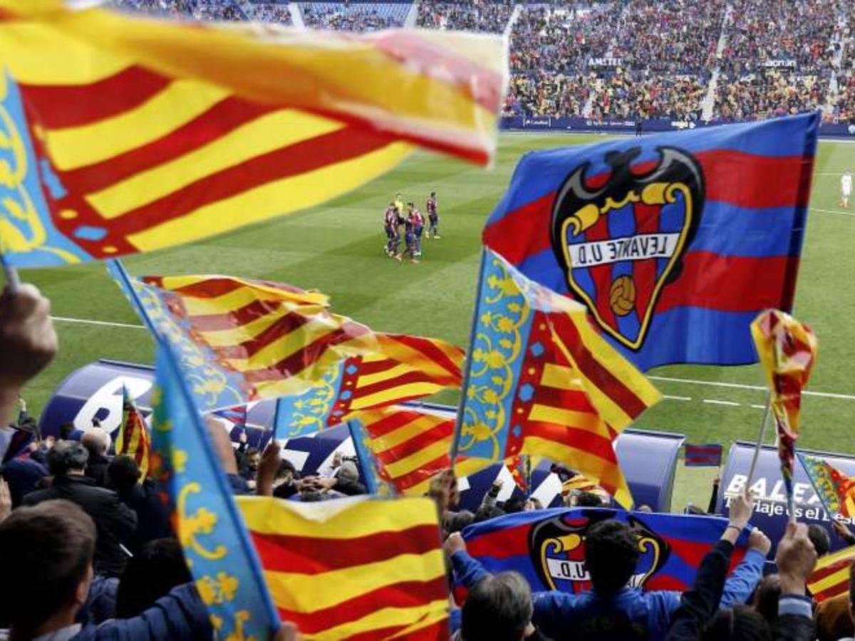 Un ganador del Balón de Oro jugó aquí: Levante, el equipo interesado en Kervin Arriaga