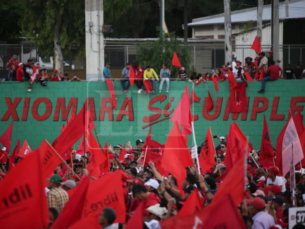 Con pancartas bipartidismo no volverá, colectivos de Libre recibieron a Rixi Moncada en la capital