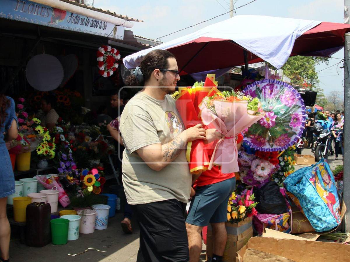 Flores y alegría llenan las calles de Tegucigalpa en celebración del Día de la Madre
