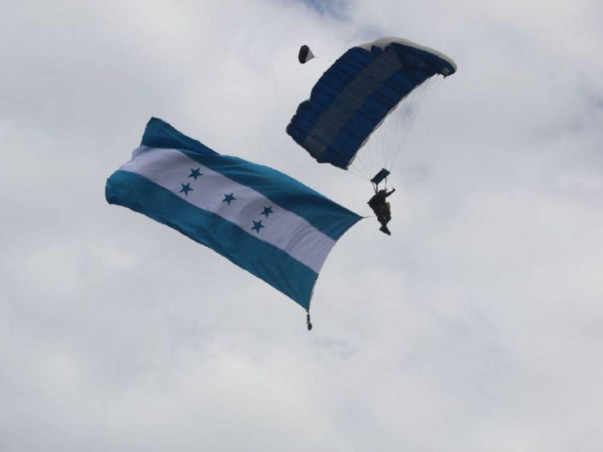 ¿Quién es Ever Maldonado, el paracaidista que se accidentó en los desfiles patrios?