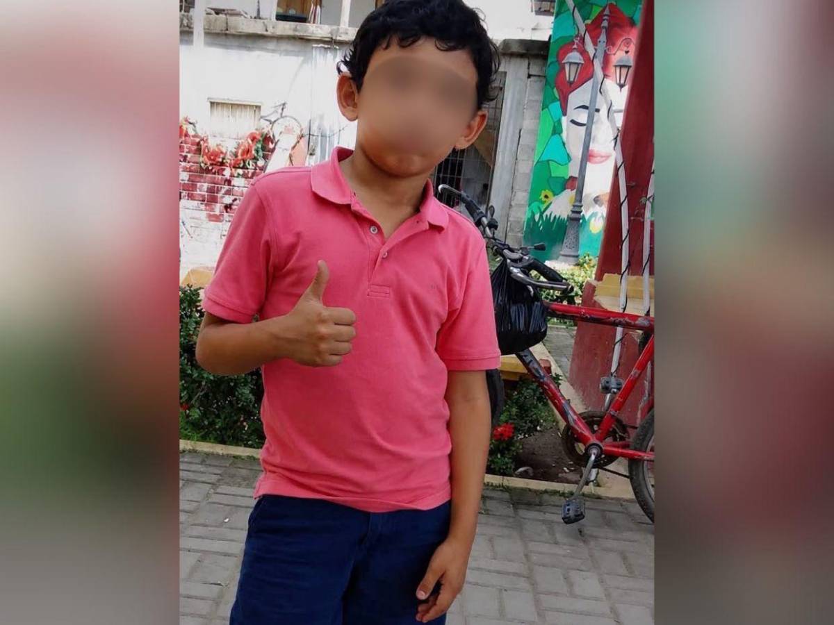 Hombre corría desnudo por las calles tras matar a machetazos a un niño en Colón