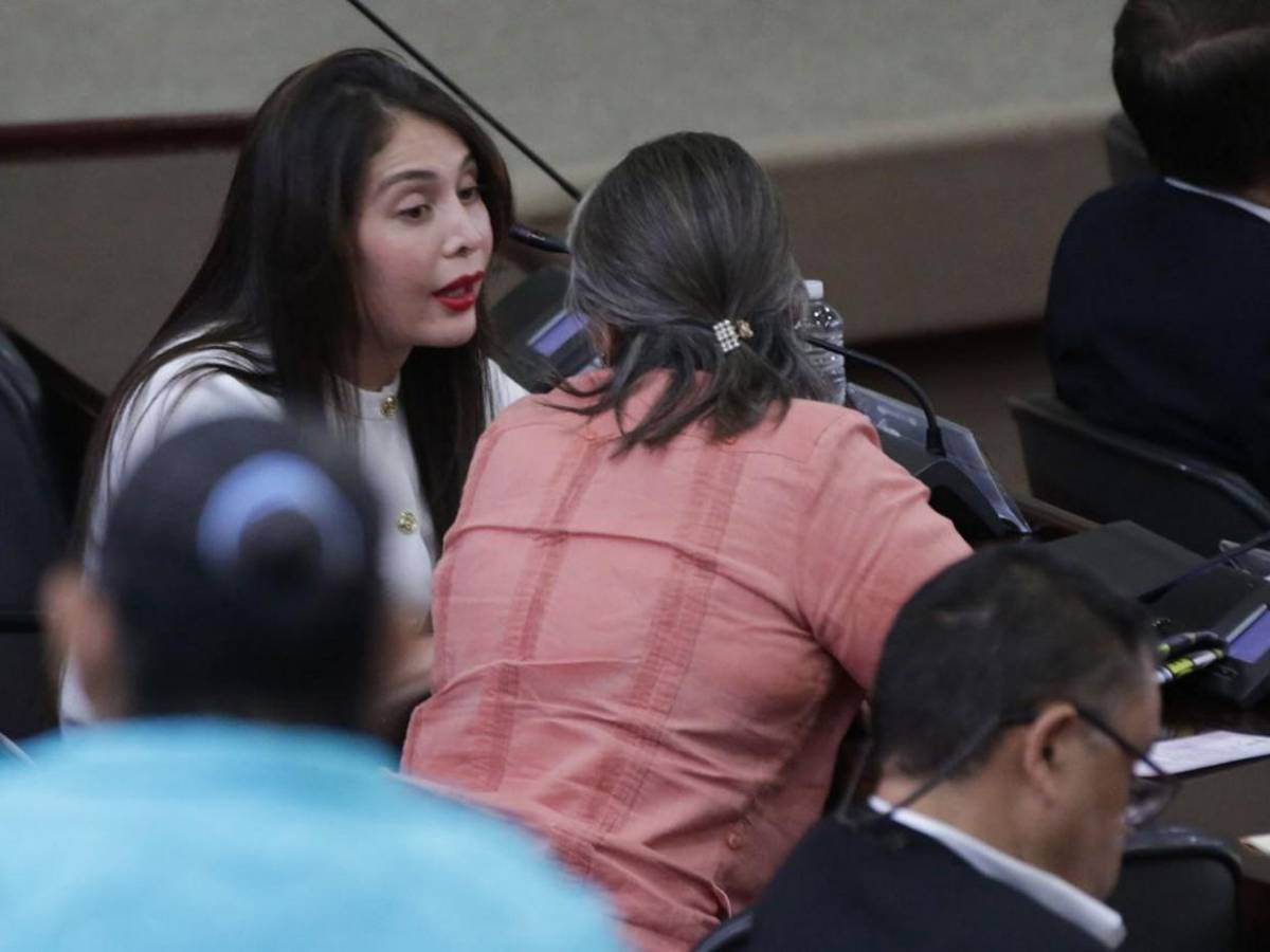 Diputados concentrados en sus propias pláticas en plena sesión legislativa