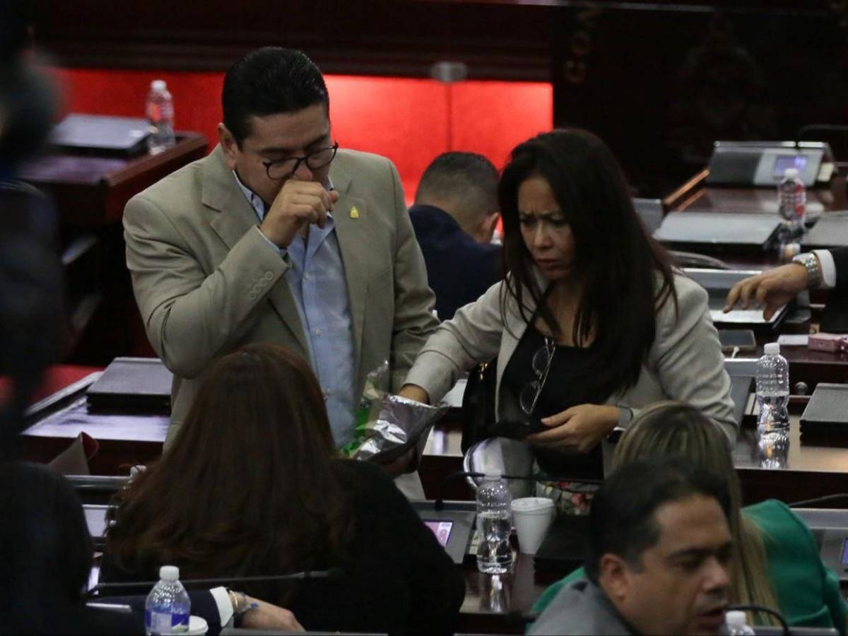 Diputados concentrados en sus propias pláticas en plena sesión legislativa