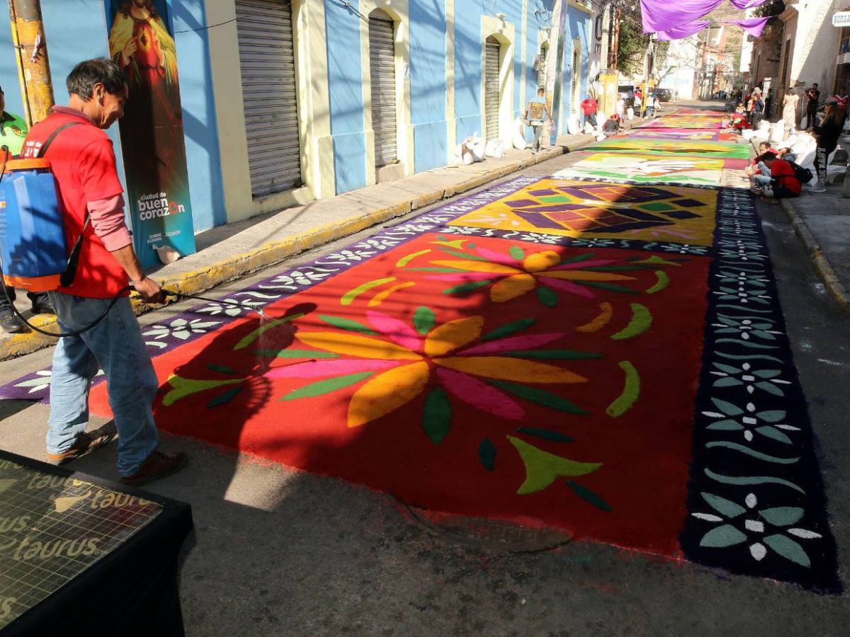 Coloridas alfombras embellecieron el centro histórico el Viernes Santo