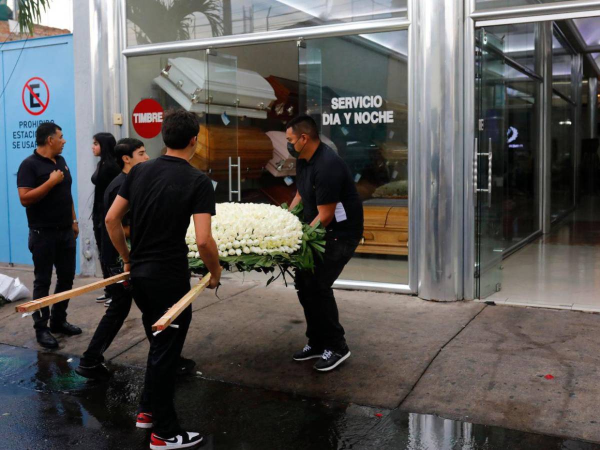 Ataúd de oro, música regional y mucha seguridad: así fue el entierro de El Mencho