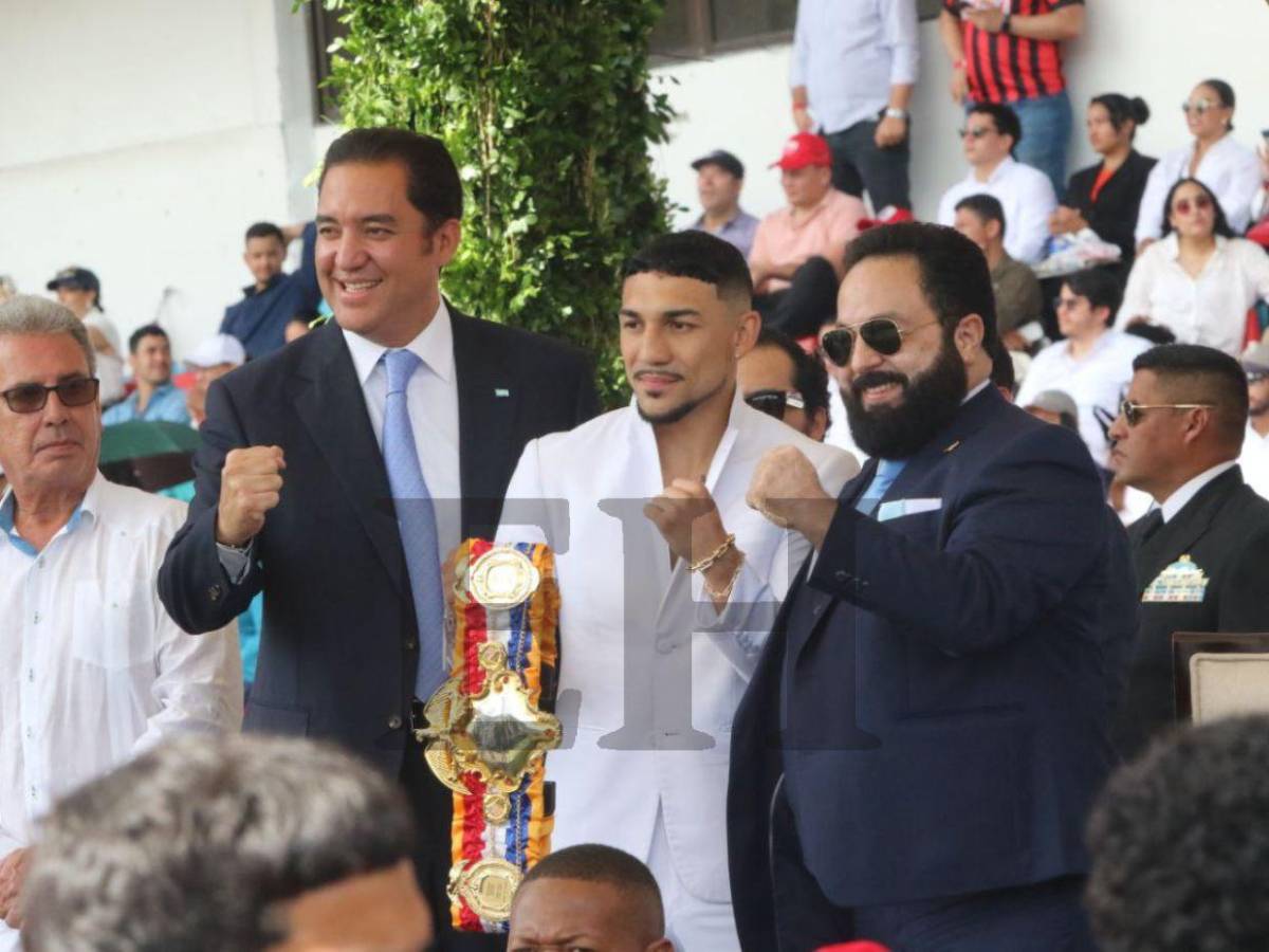 Teófimo López se une a los desfiles patrios en la capital