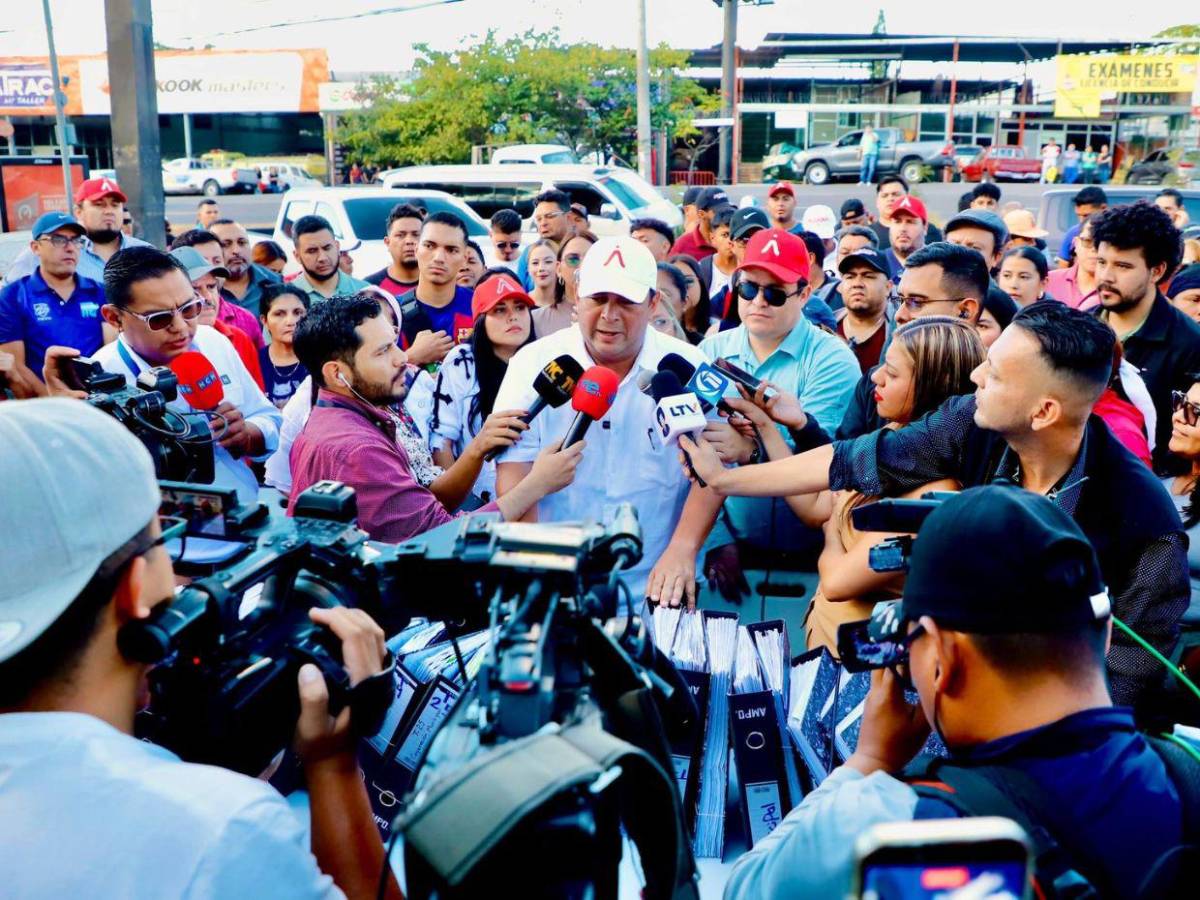 Jorge Aldana monta un campamento en defensa del voto frente al Infop