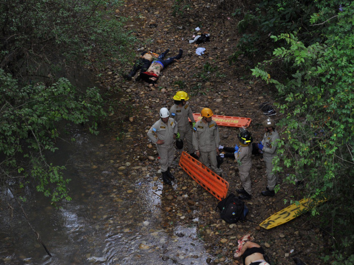 Cuerpo de bomberos en busca de sobrevivientes tras fatal accidente en carretera a Olancho.