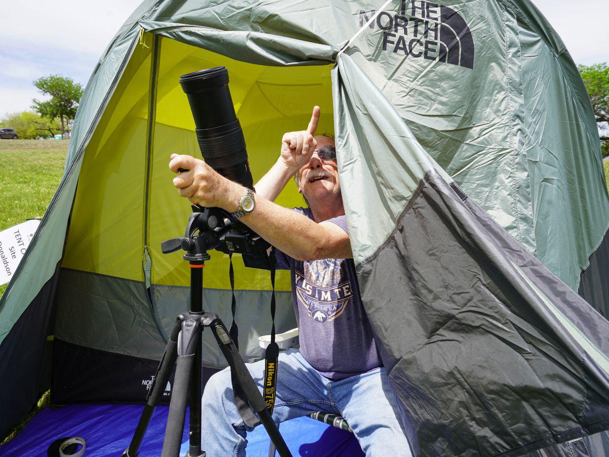 Este hombre prepara su cámara para poder captar el momento exacto del eclipse.