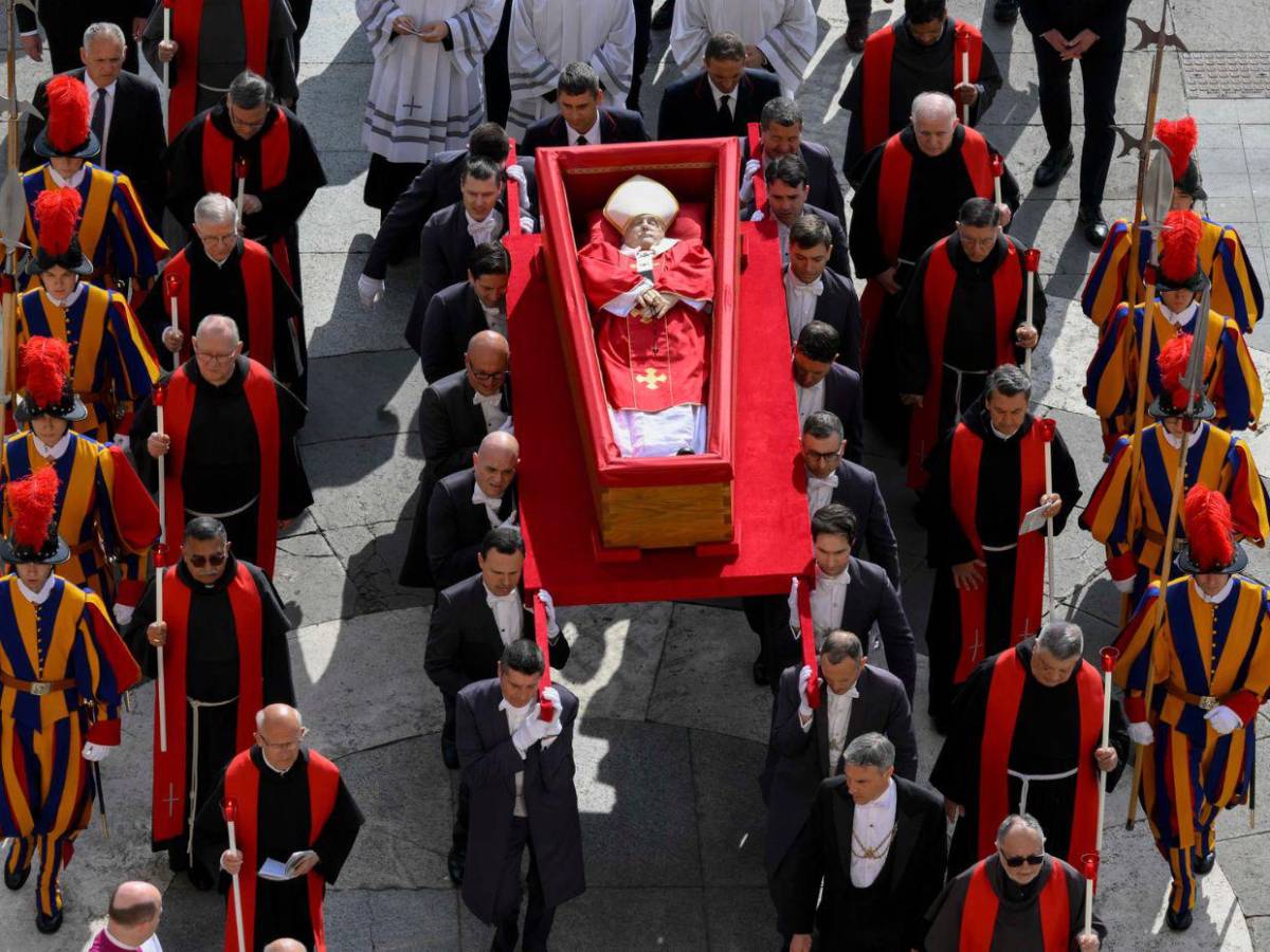 Solemne procesión: así se trasladó el cuerpo del papa Francisco a la Basílica de San Pedro Solemne procesión: así se trasladó el cuerpo del papa Francisco a la Basílica de San Pedro