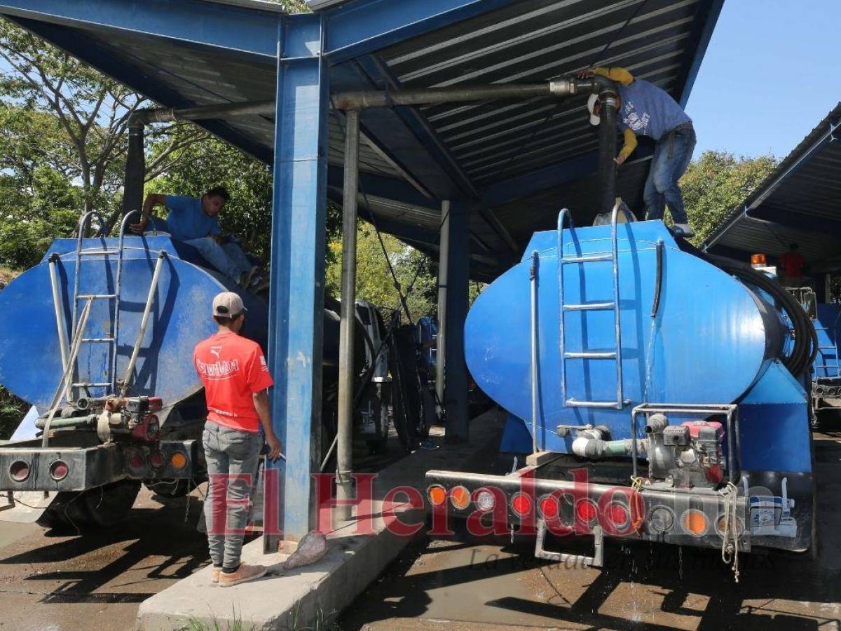 La venta de agua potable por carros cisterna es la forma en que las personas pueden obtener el vital líquido en sus hogares.