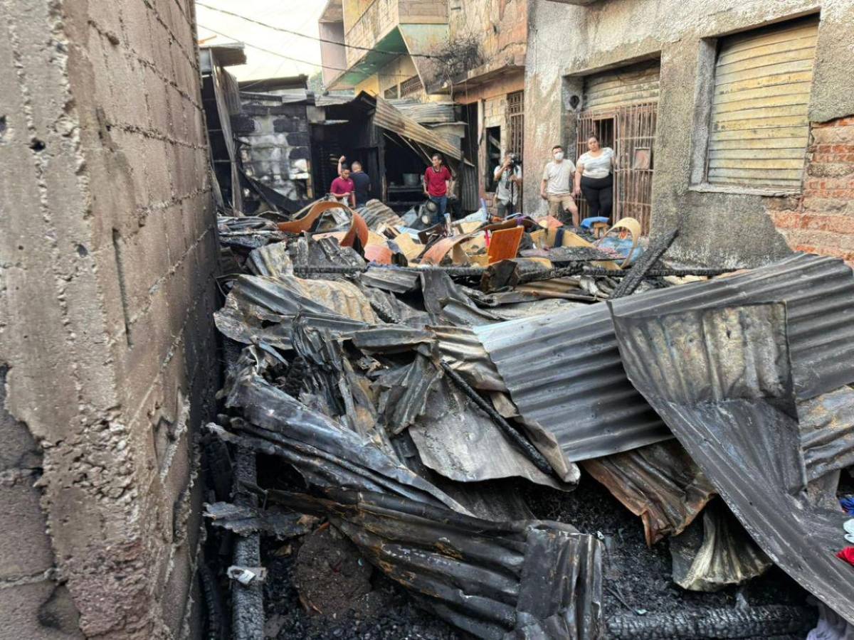 Bajo escombros quedan años de esfuerzo de vendedores tras incendio en el mercado Galindo