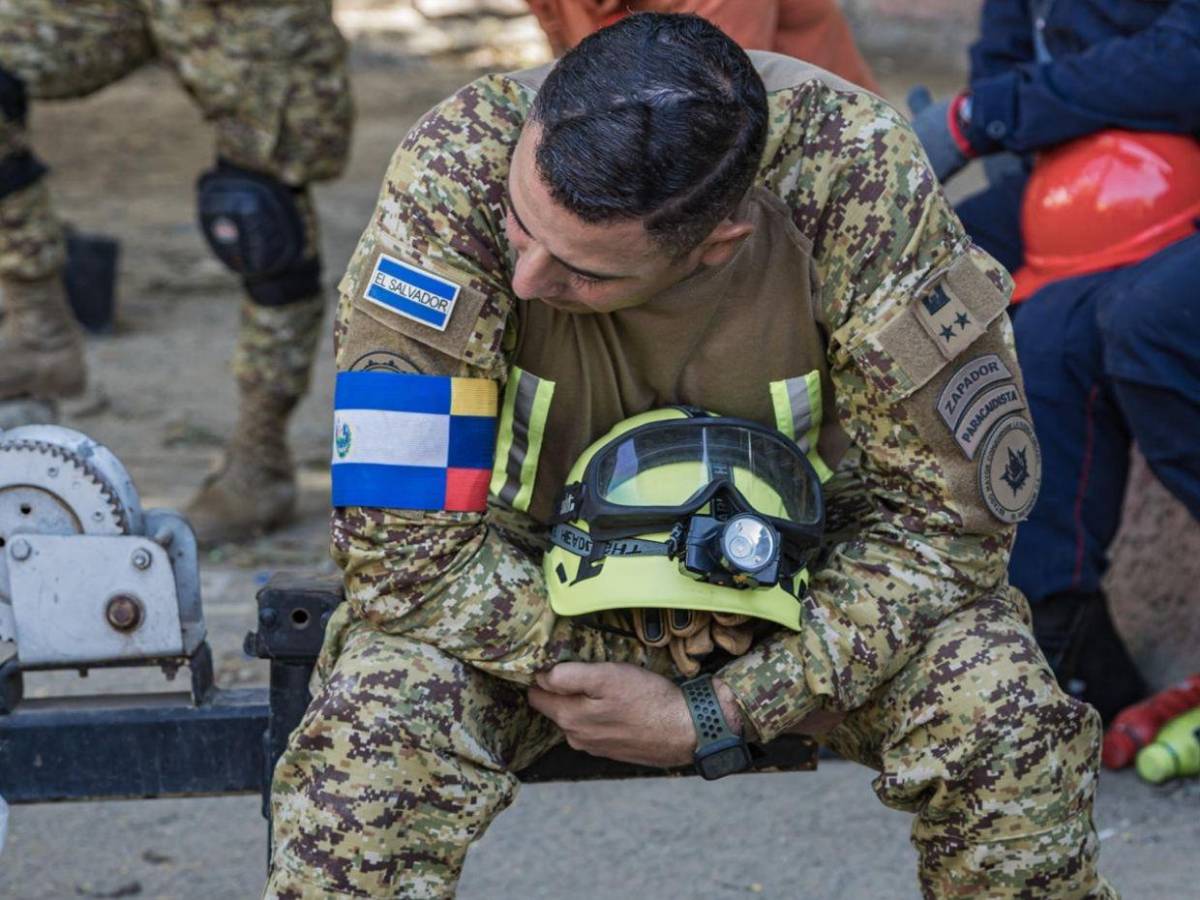 ¿Cómo es la labor de los rescatistas en Venezuela tras doble terremoto?