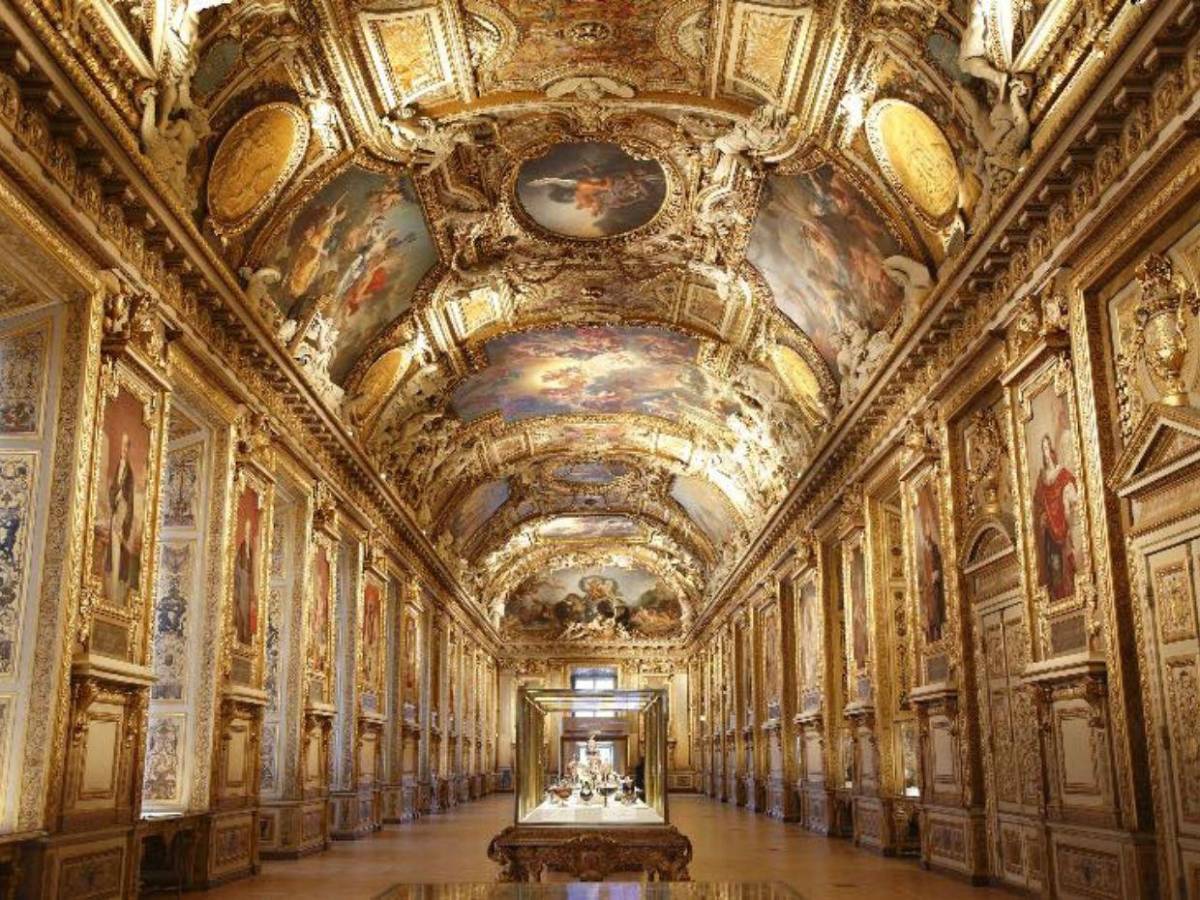 Roban joyas históricas del Museo del Louvre en París, en solo siete minutos