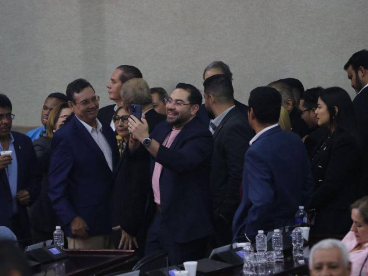 Diputados liberales abandonan el Congreso tras ataques contra Salvador Nasralla