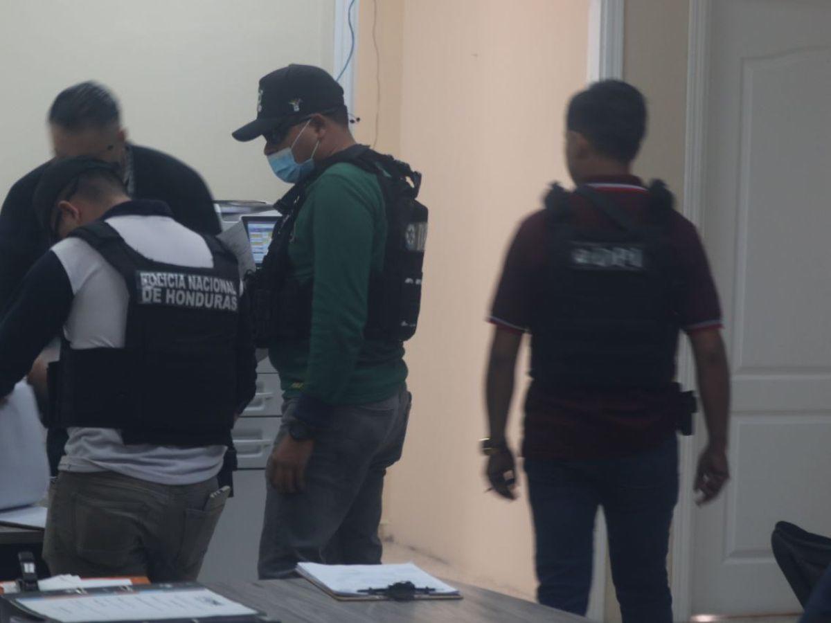 Momento en que la DPI y el MP secuestraron documentos del Tribunal de Justicia Electoral