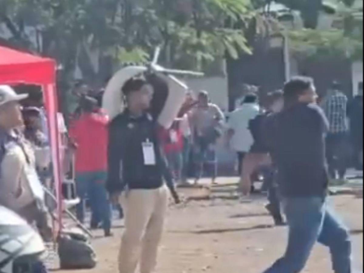 Lluvia de piedras en el CLE: frente a la PM y organismos, militantes de Libre atacan carpa del PN