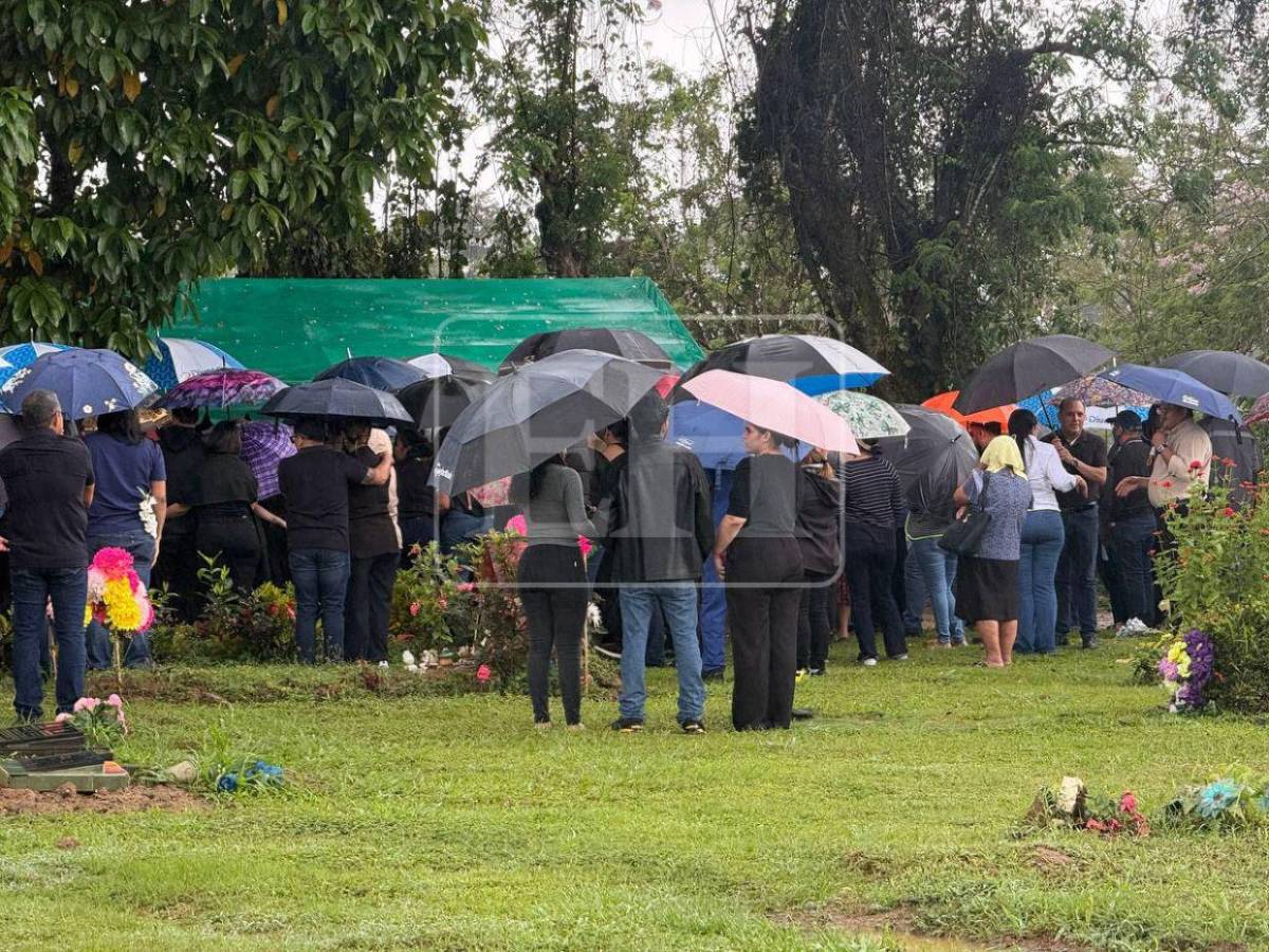 Bajo la lluvia y entre lágrimas despiden a Valeria Alvarado en El Progreso