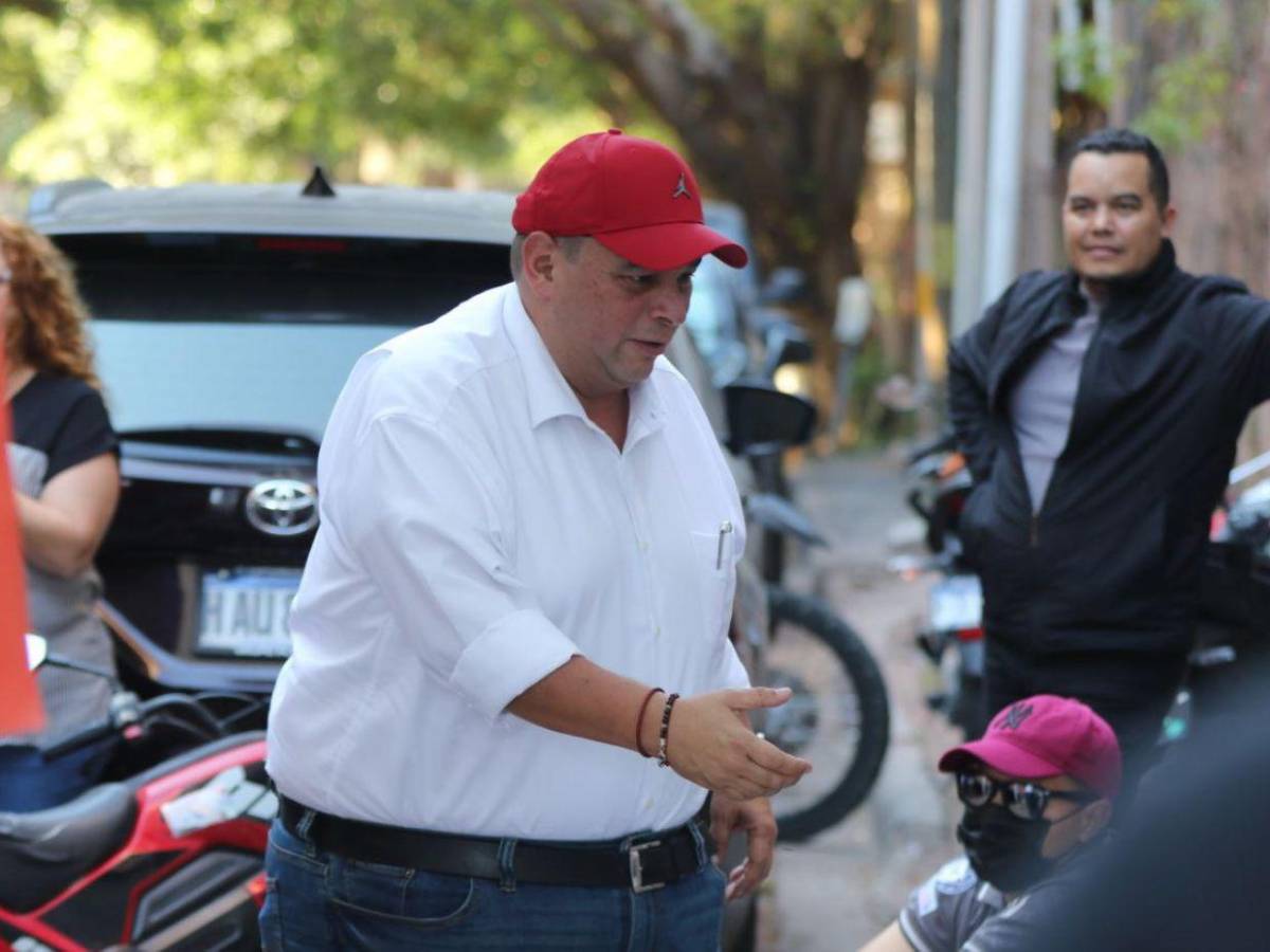 Jorge Aldana llega a ejercer el sufragio, pero aún no hay urnas en la Facultad de Medicina