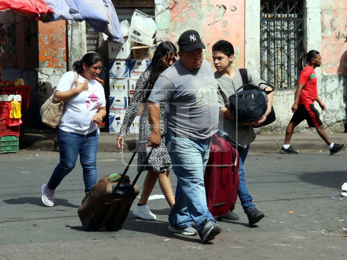 Con maleta en mano, viajeros comienzan a abandonar la capital para celebrar la Navidad