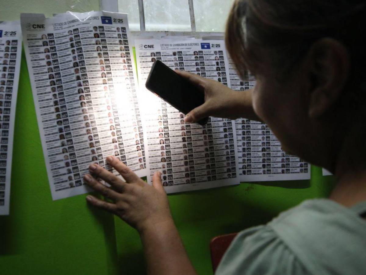 ¡A oscuras y cansados! Miles de hondureños se mantienen en centros de votación que abrieron tarde