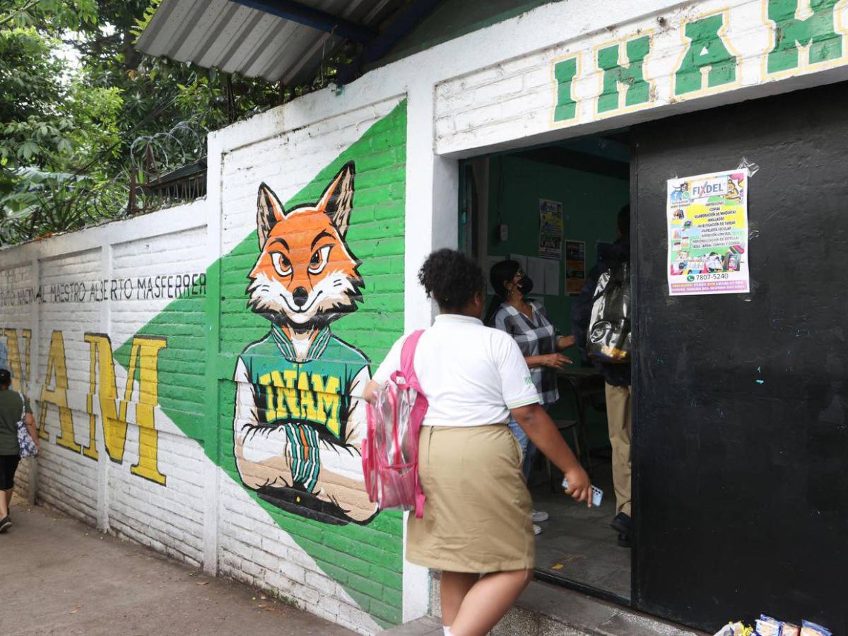 Orden y disciplina, las nuevas normas que usan las escuelas públicas en El Salvador