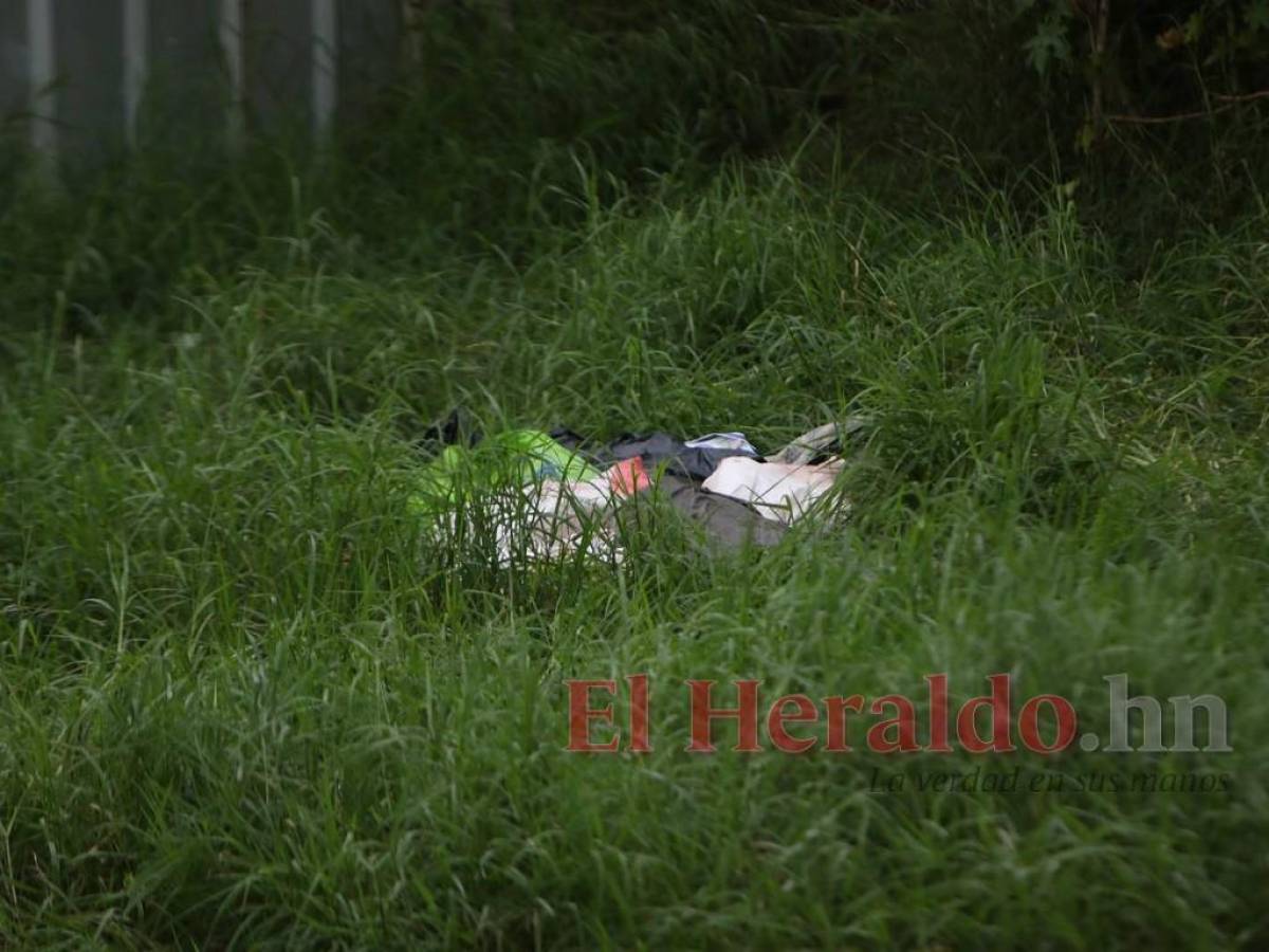 Hallan al menos dos cuerpos encostalados en salida a oriente de Tegucigalpa