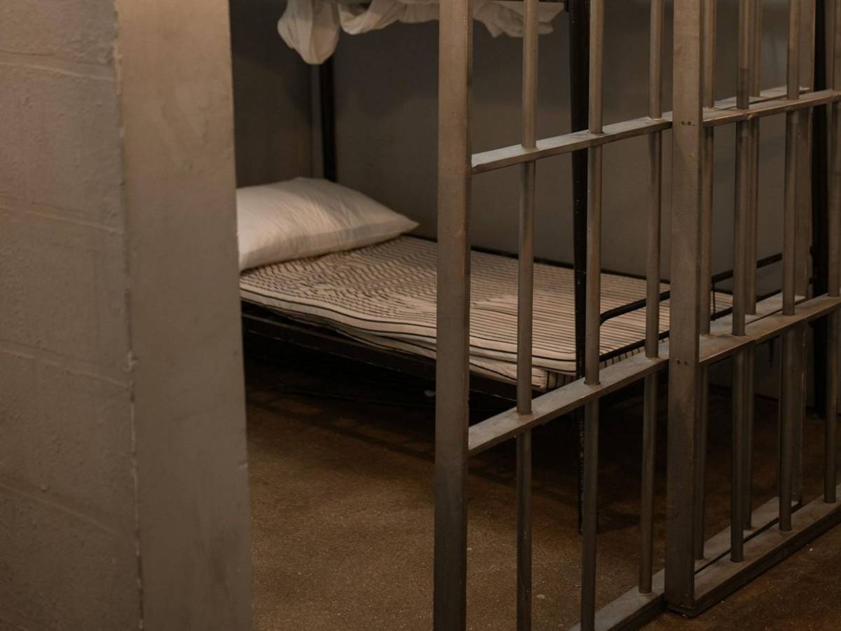 Quitó el cerrojo, fue a la celda y le disparó: así mató policía a hombre detenido en Atlántida