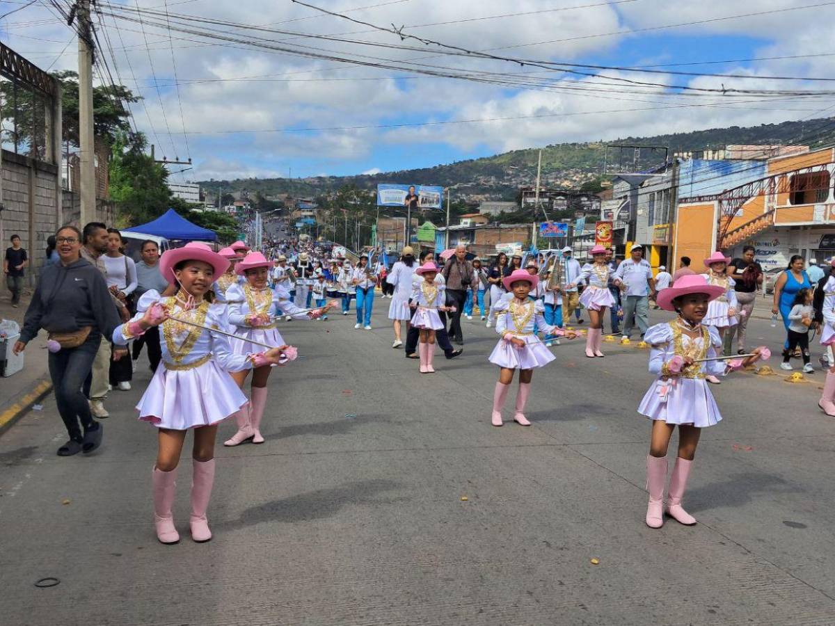 Las bellas palillonas y pomponeras que amenizaron los desfiles de educación básica 2025