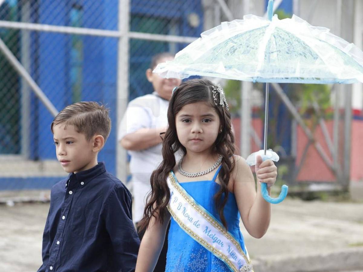Colorido desfile en honor a la Patria en el Barrio Cabañas de San Pedro Sula