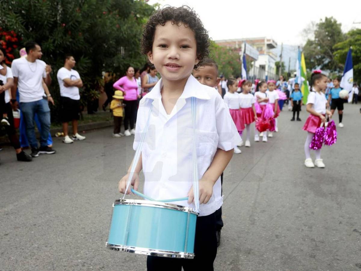 Colorido desfile en honor a la Patria en el Barrio Cabañas de San Pedro Sula