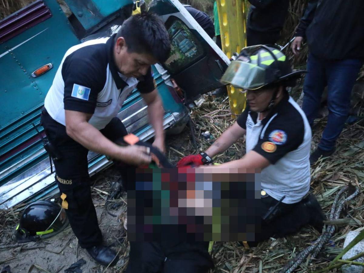 Las primeras imágenes del accidente de un bus que cayó de un puente en Guatemala