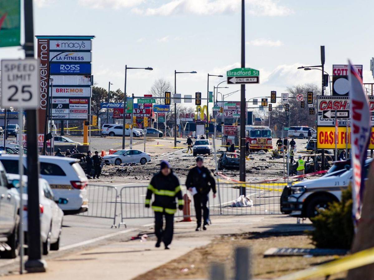 Las impactantes imágenes de la zona dónde cayó avión en Filadelfia; suma 7 muertos