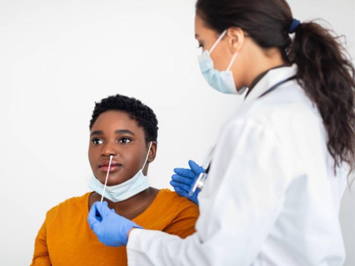 Estar vacunado contra el covid-19 y realizarse un hisopado para descartar ser portador del virus antes de salir de vacaciones es un compromiso con usted y con la población.