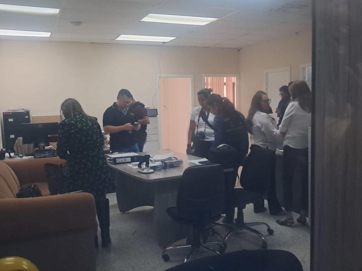 Momento en que la DPI y el MP secuestraron documentos del Tribunal de Justicia Electoral