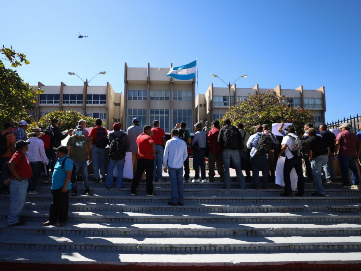 Expolicías se plantaron en las afueras de la Corte Suprema de Justicia (CSJ) exigiendo el reintegro y jubilación de los que les corresponda.