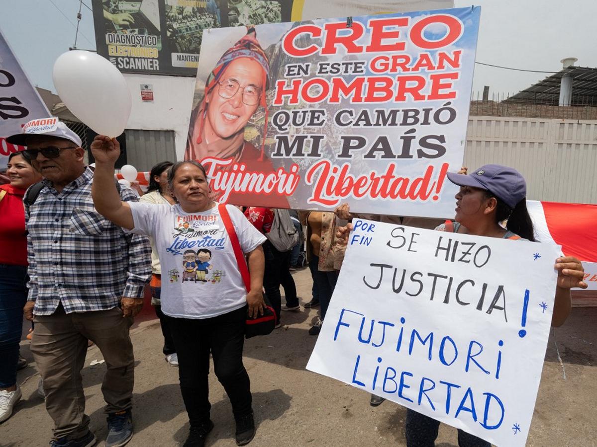 La decisión del Tribunal Constitucional peruano es inapelable y restituye el indulto que le habían otorgado a <b>Fujimori</b> en 2017, decisión aplaudida por sus seguidores.