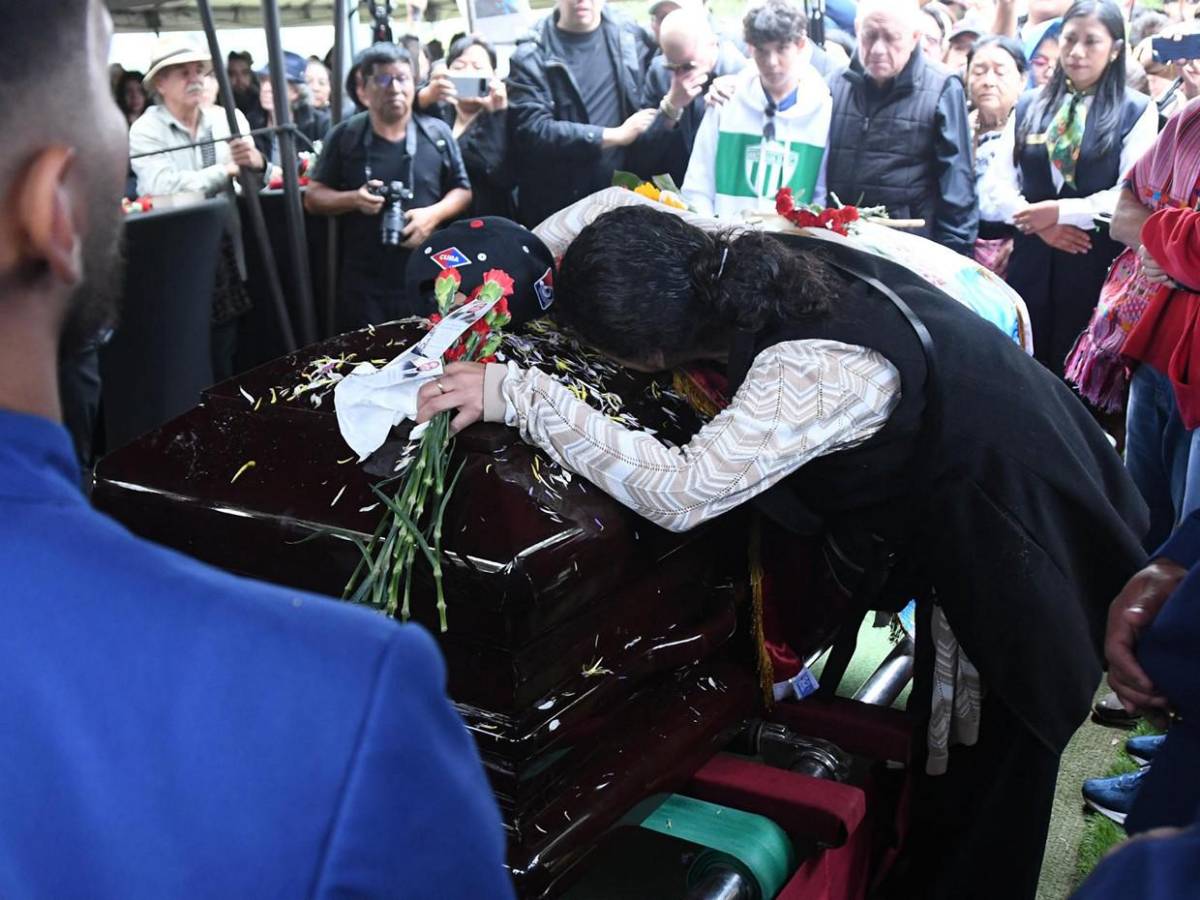 Rituales mayas y pedidos de justicia en masiva despedida a exfiscal Francisco Foppa en Guatemala