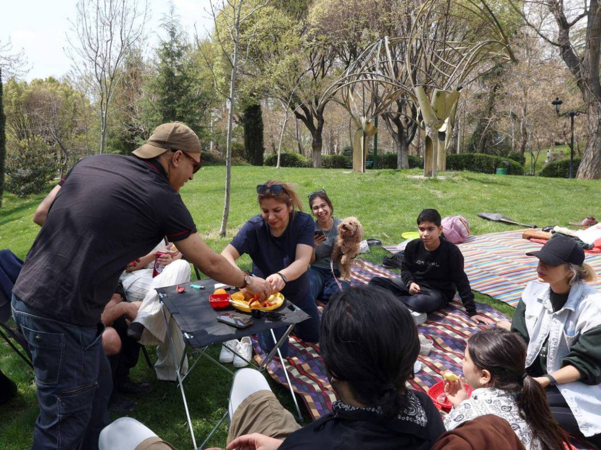 Van al parque, realizan picnic y asados: la vida de los iraníes en plena guerra con EUA
