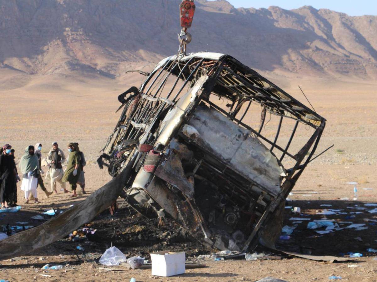 Al menos 76 muertos deja incendio de bus con deportados en Afganistán