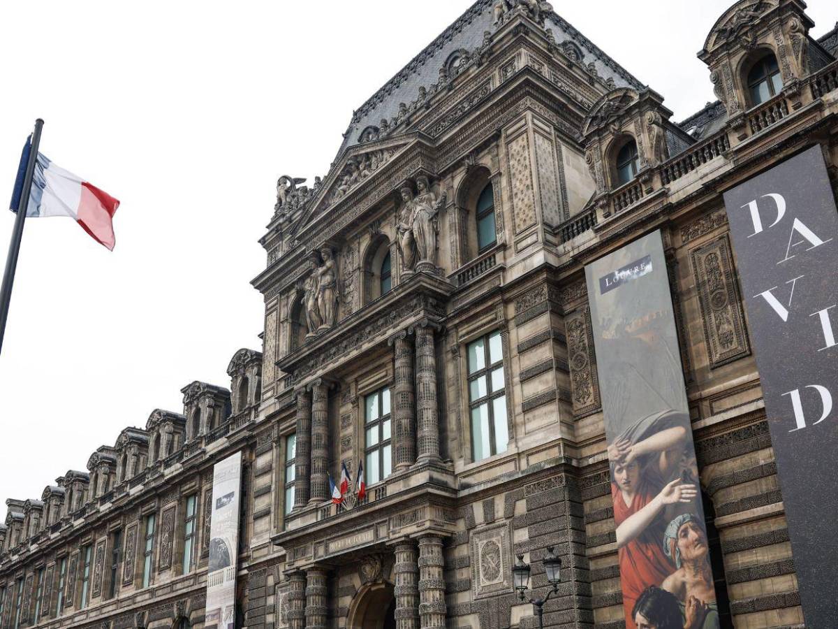 Roban joyas históricas del Museo del Louvre en París, en solo siete minutos