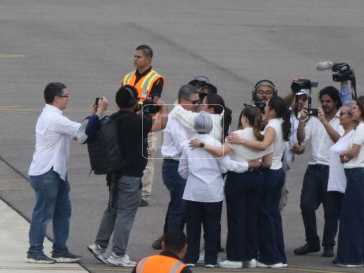 El esperado beso que Ana García le dio a Juan Orlando Hernández tras su regreso a Honduras