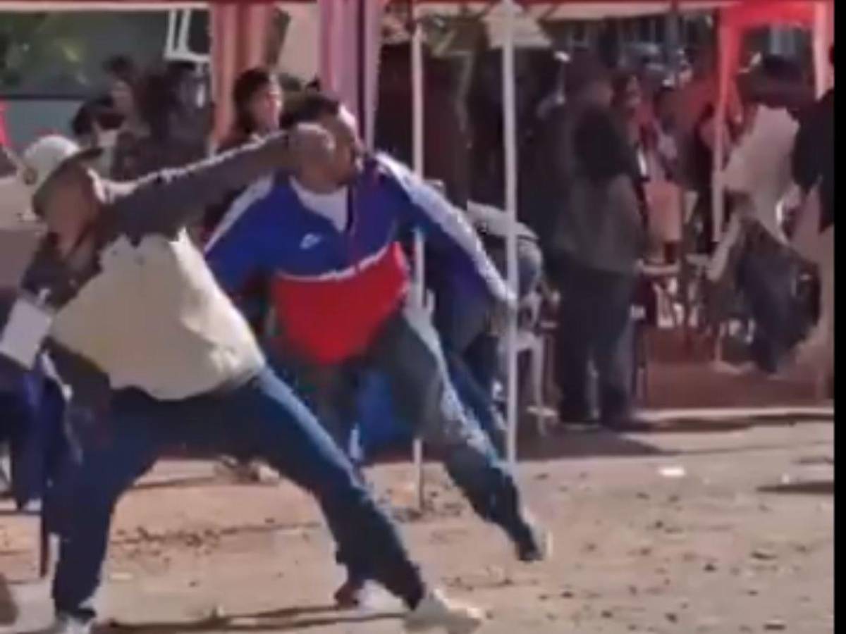 Lluvia de piedras en el CLE: frente a la PM y organismos, militantes de Libre atacan carpa del PN